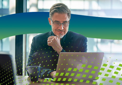 Executivo utilizando um notebook
