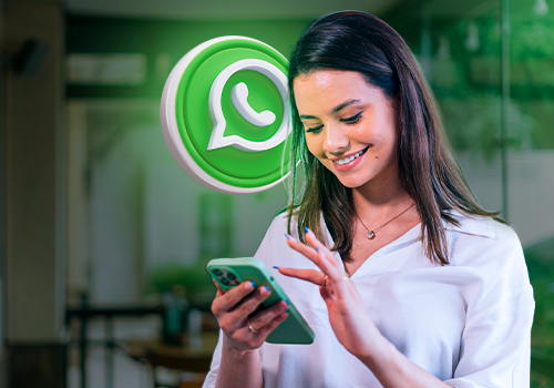 Uma mulher usando o celular