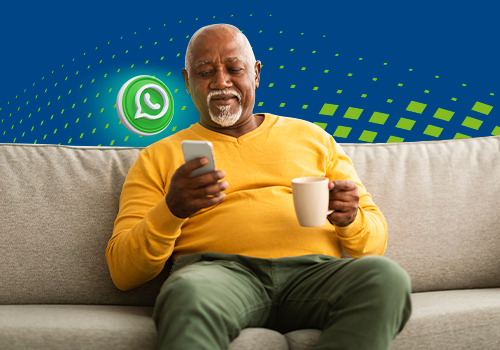 Um senho usando o WhatsApp no celular