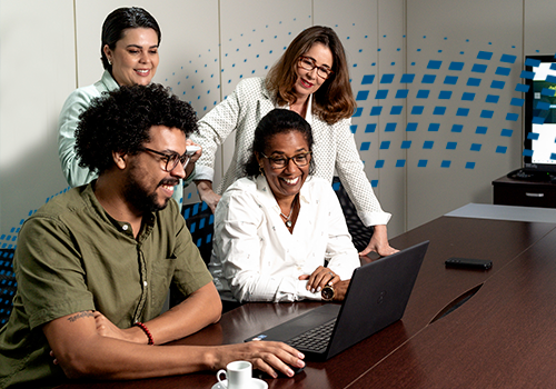 Equipe da Prevdata reunida com um computador