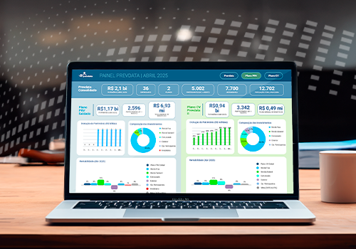 Notebook aberto na tela principal do Painel Prevdata
