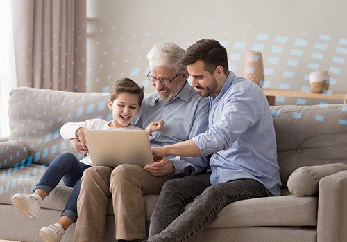 Uma familia reunida usando o notebook